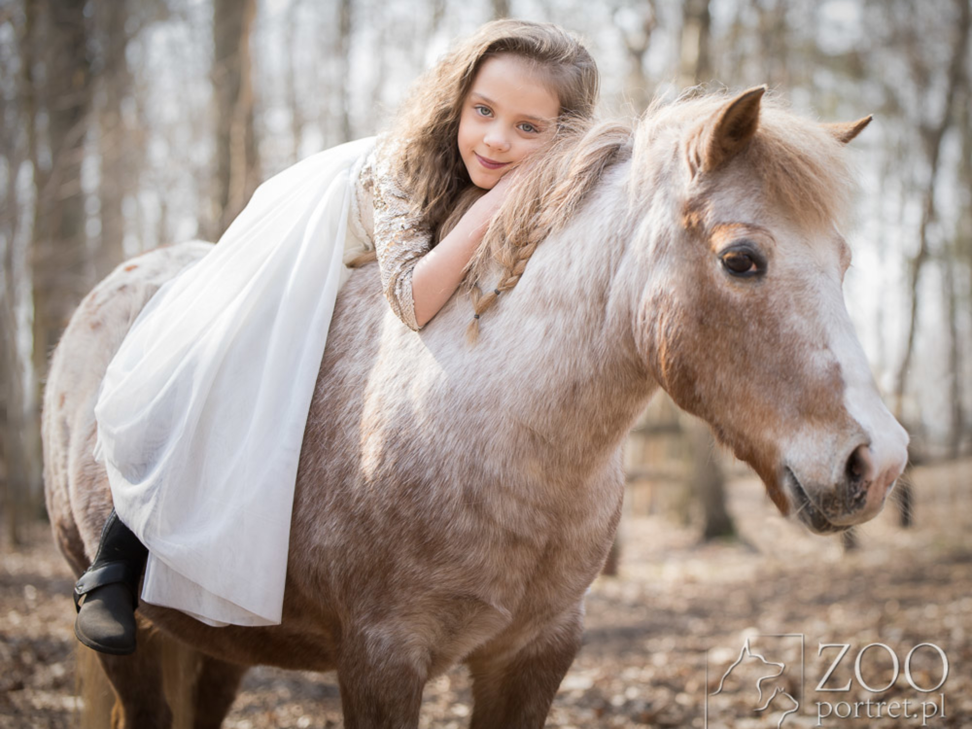 Sesja fotograficzna dziewczynki z kucem